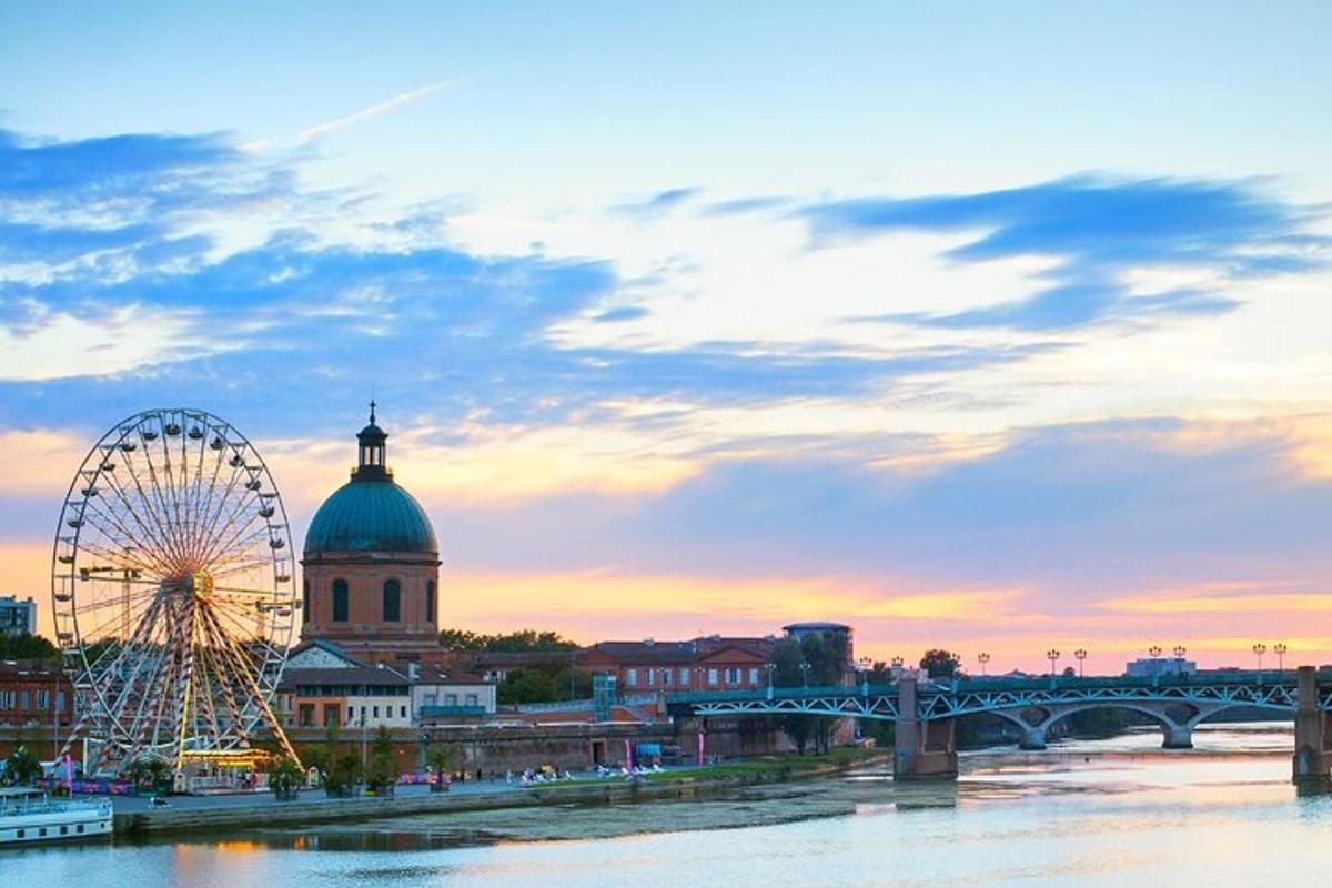 een stad met een brug en een reuzenrad