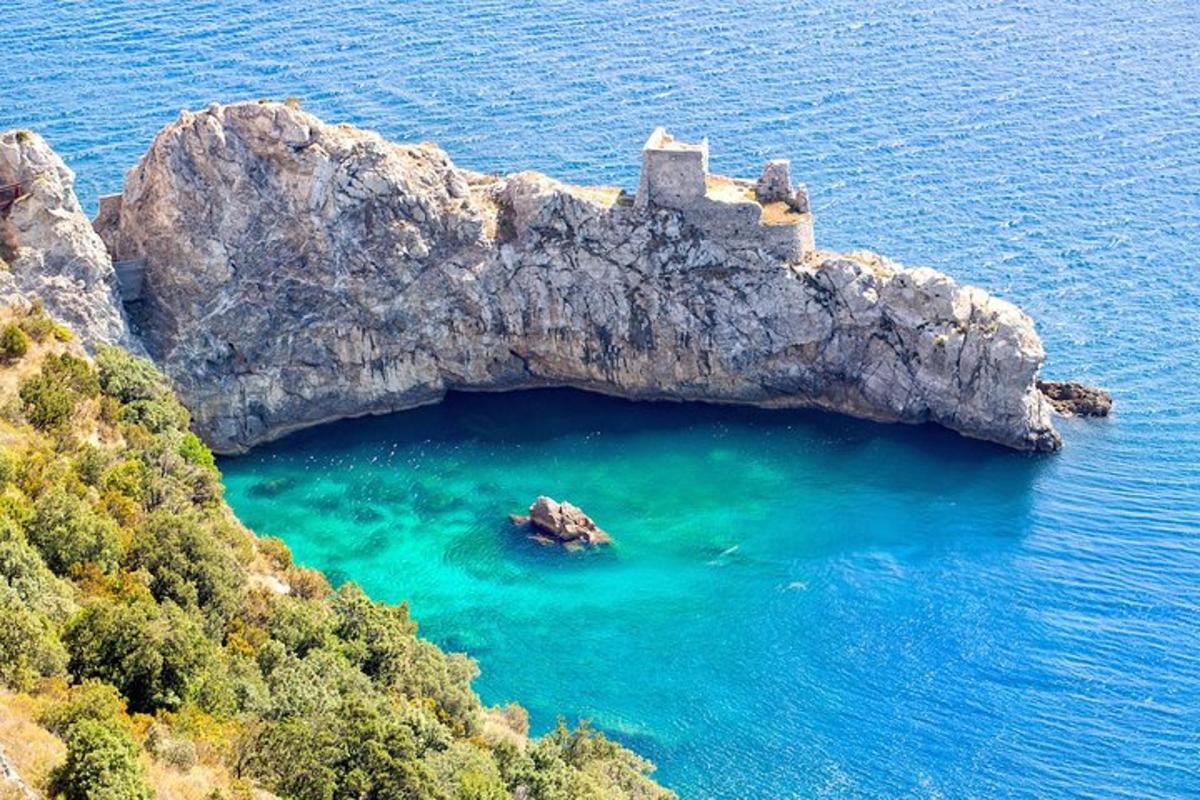 una grotta in mezzo all'oceano
