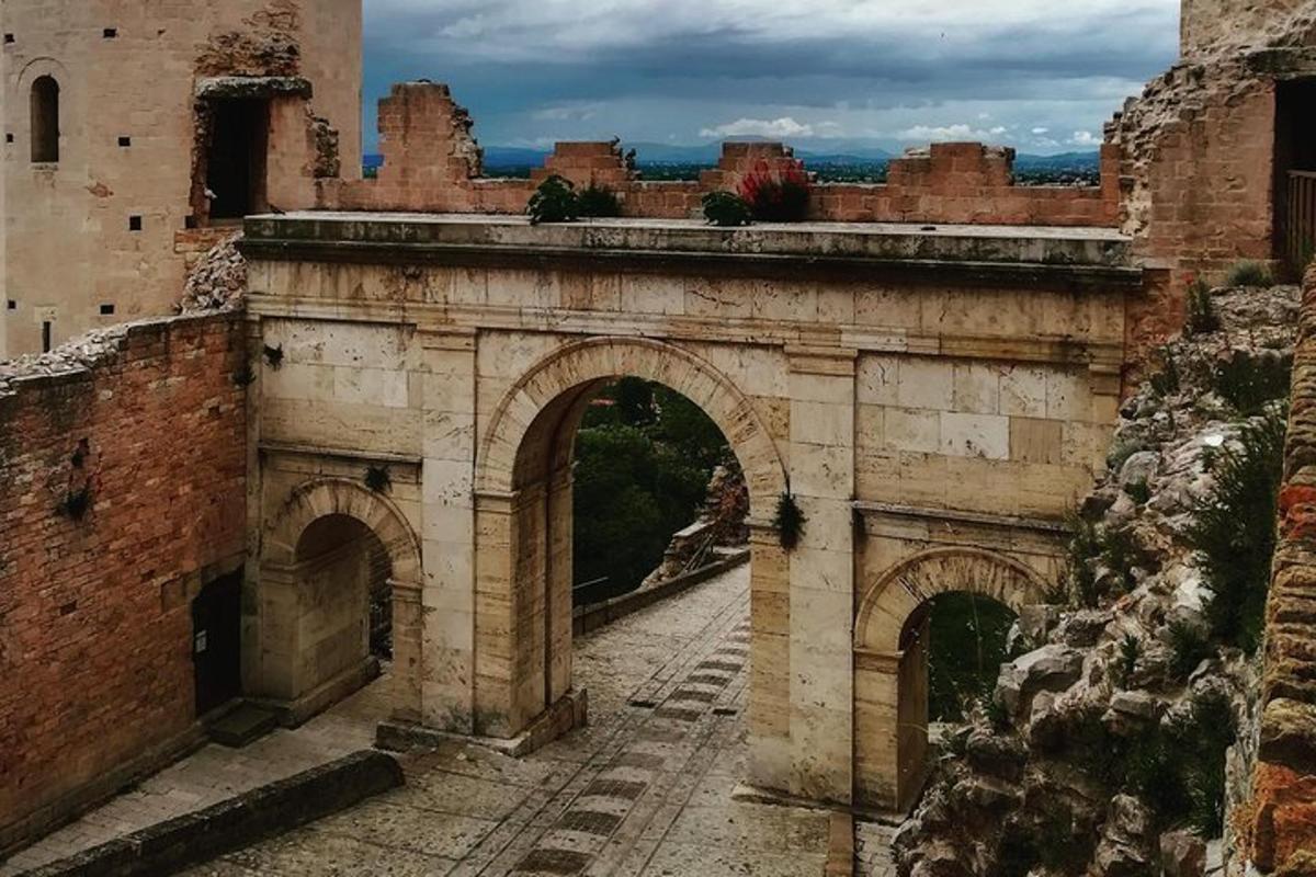 un antic pont de pedra amb dos arcs en un castell