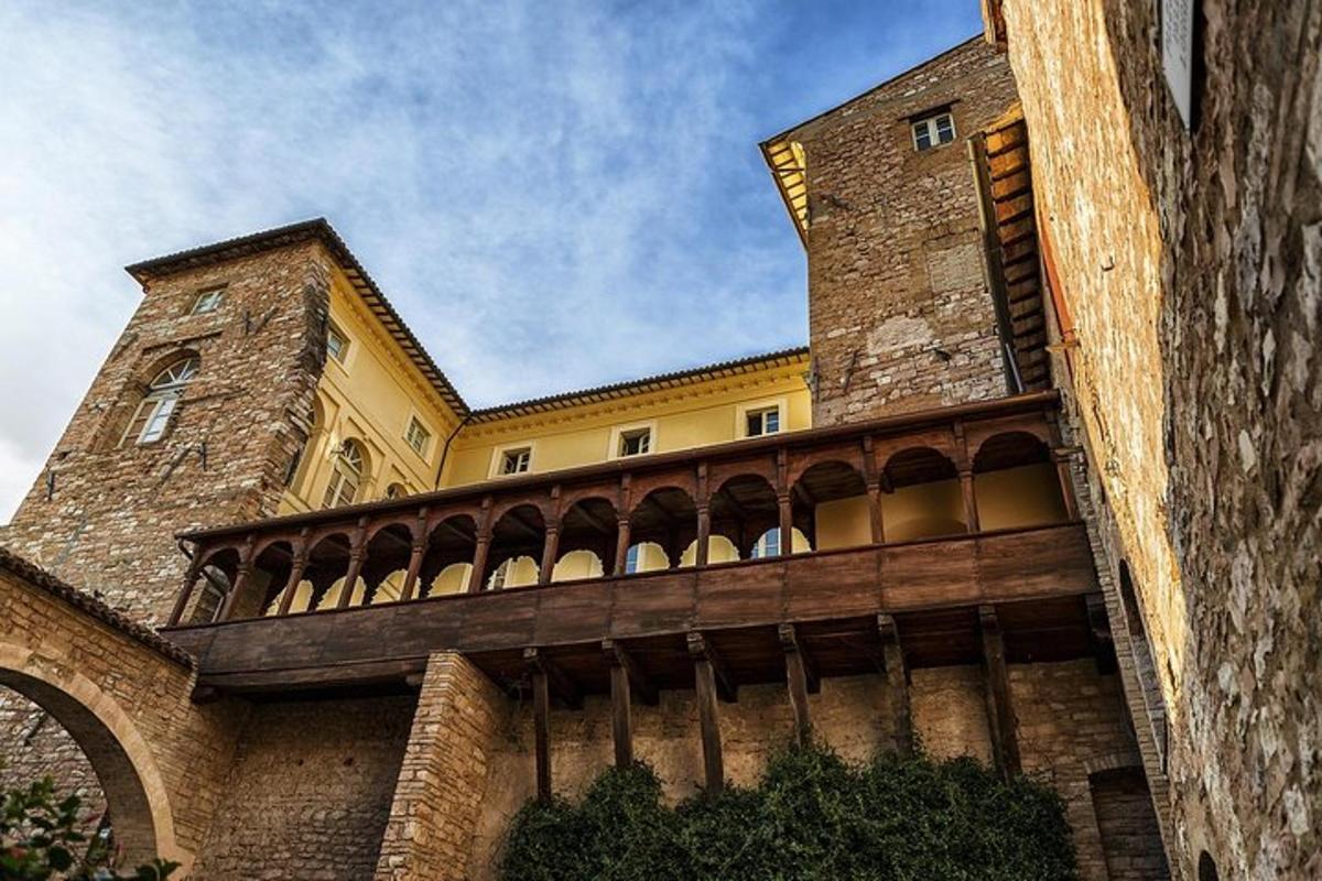 un gran edifici de maó amb una gran torre