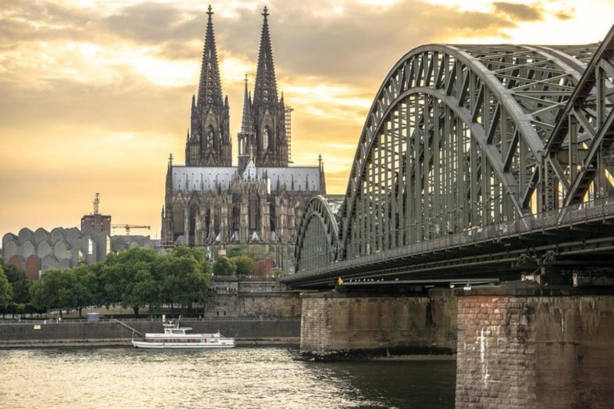 en bro over en elv med en katedral i bakgrunnen