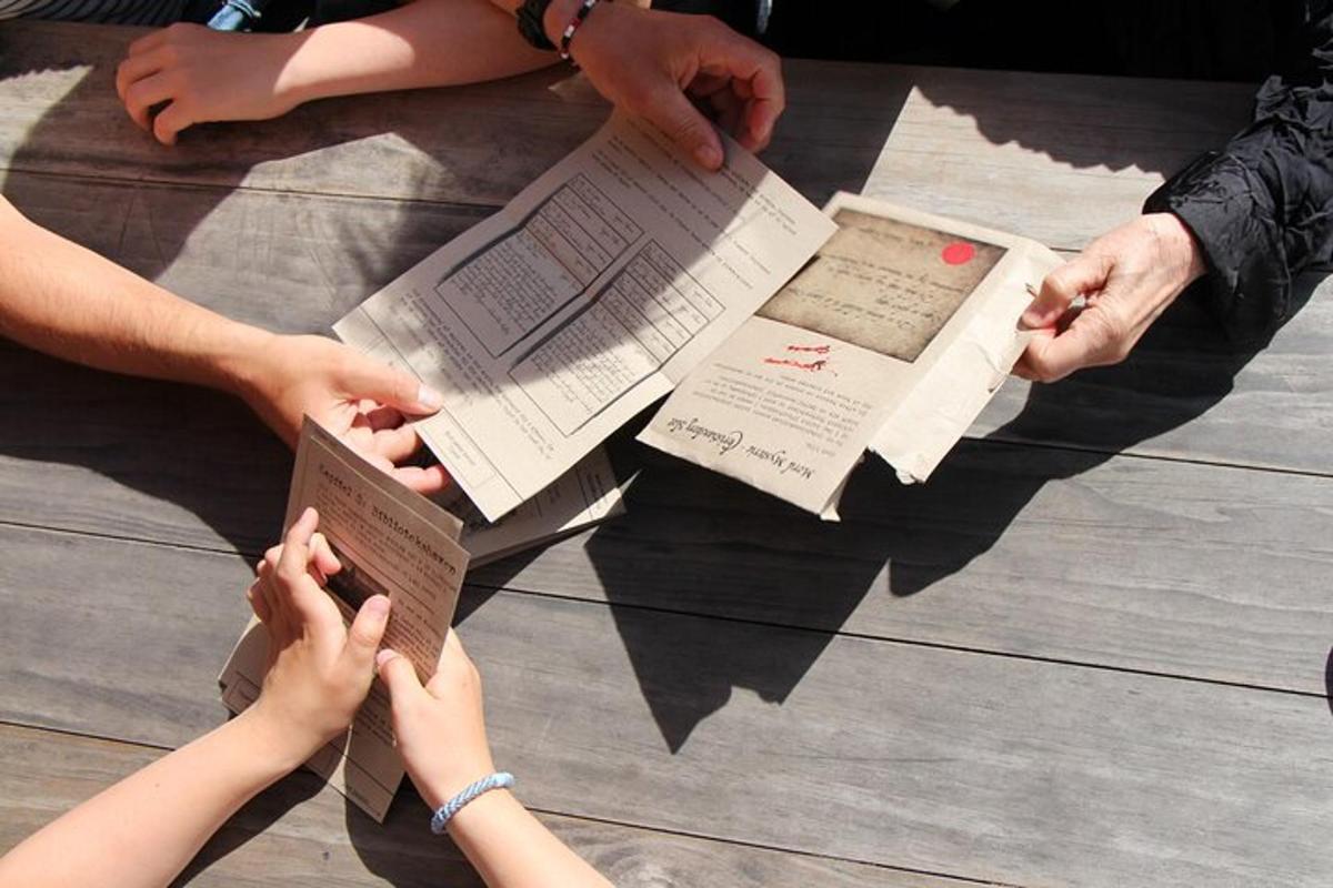 um grupo de pessoas sentadas no chão lendo livros