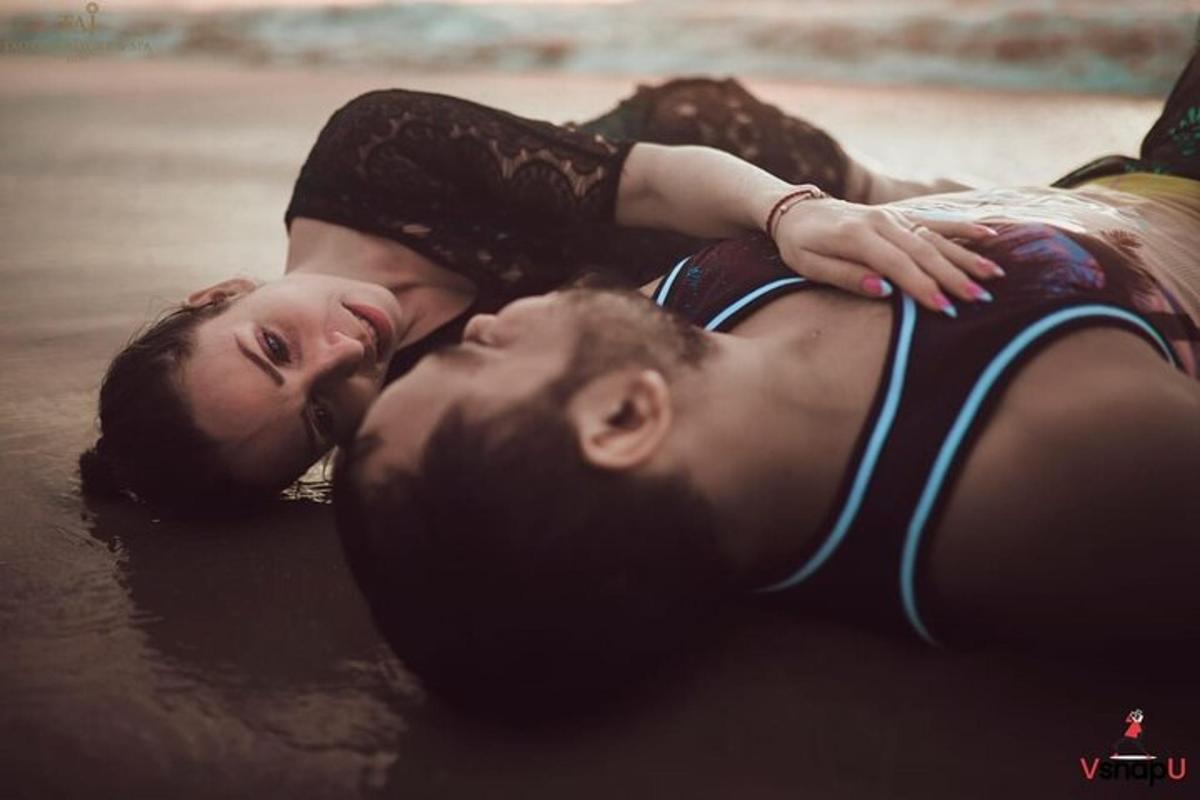 Un hombre y una mujer tumbados en la playa