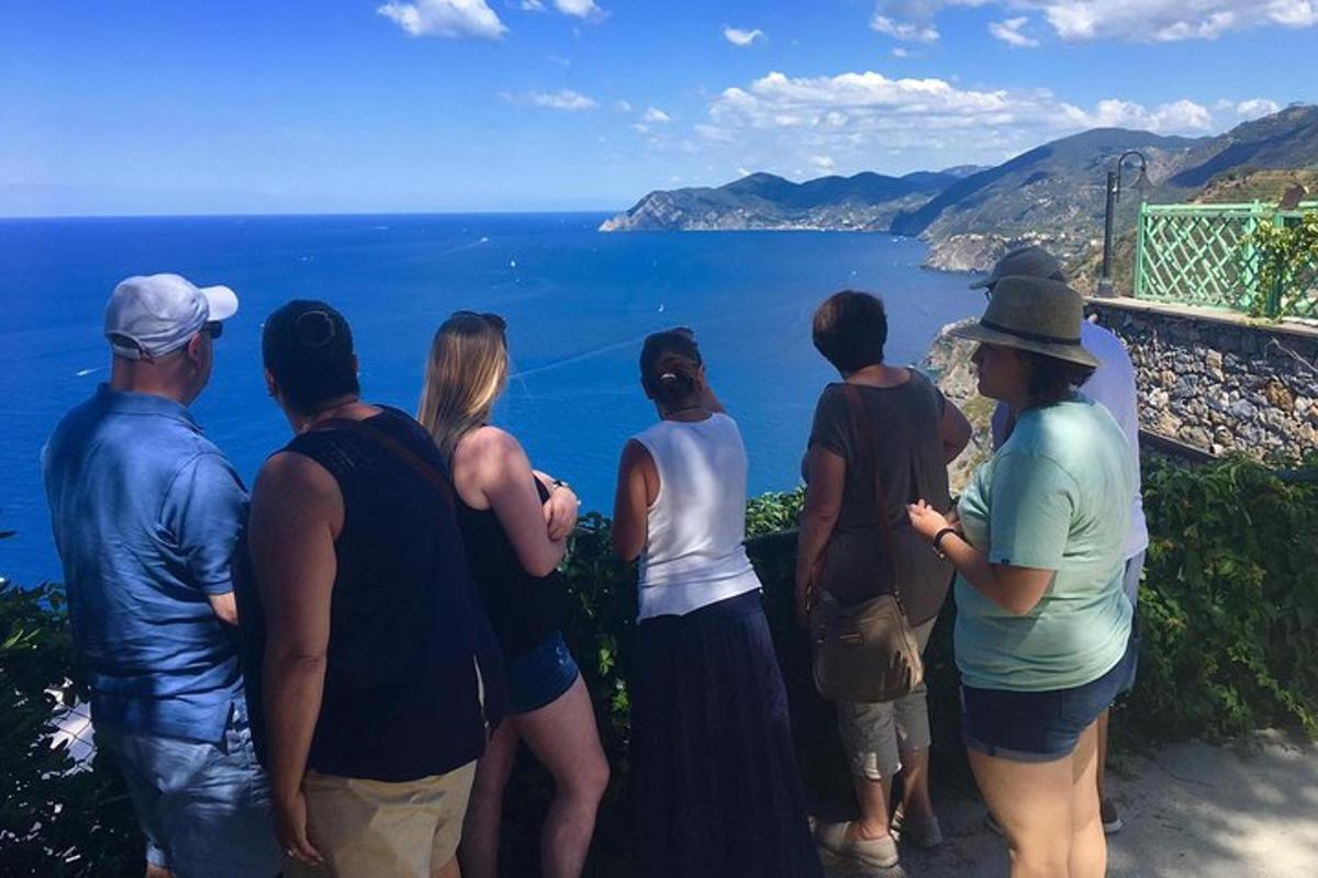 un gruppo di persone che guarda l'oceano