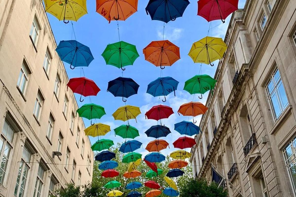 un mucchio di ombrelli nel cielo