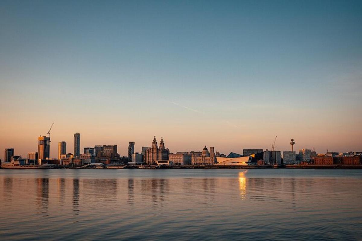 una vista di una città dall'acqua