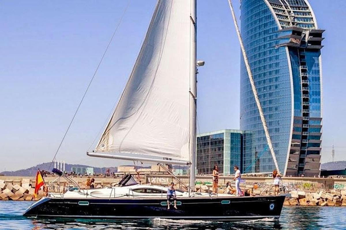 una barca a vela in acqua di fronte a una città