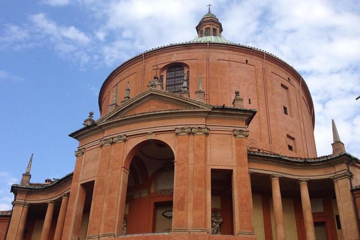 um grande edifício com uma cúpula no topo