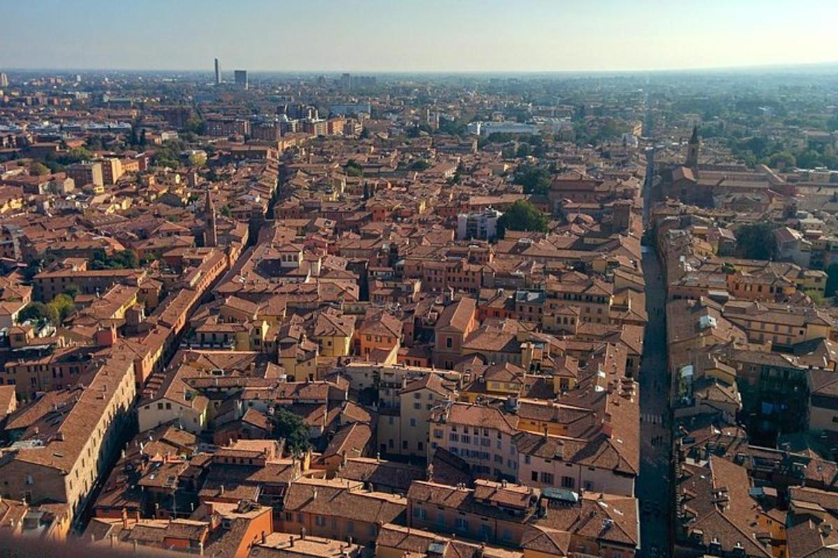 uma vista aérea de uma cidade com edifícios