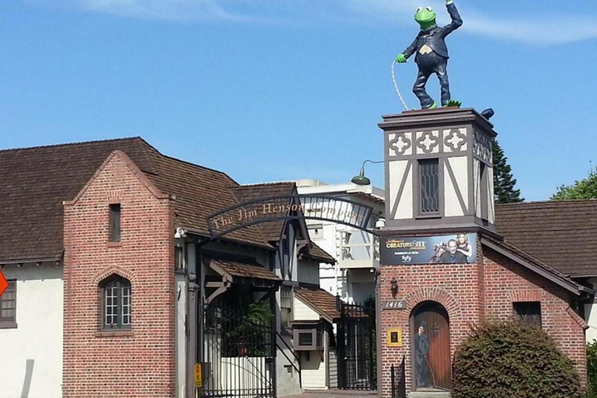 eine Statue eines Mannes auf einem Gebäude