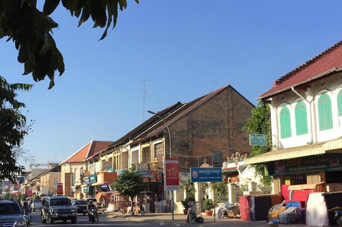 městská ulice s auty zaparkovanými na ulici