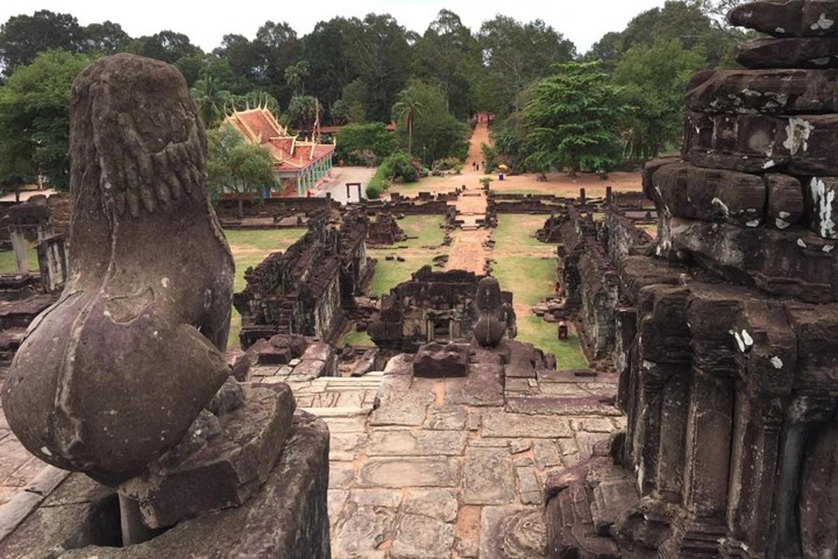 pemandangan kuil dengan sekelompok reruntuhan