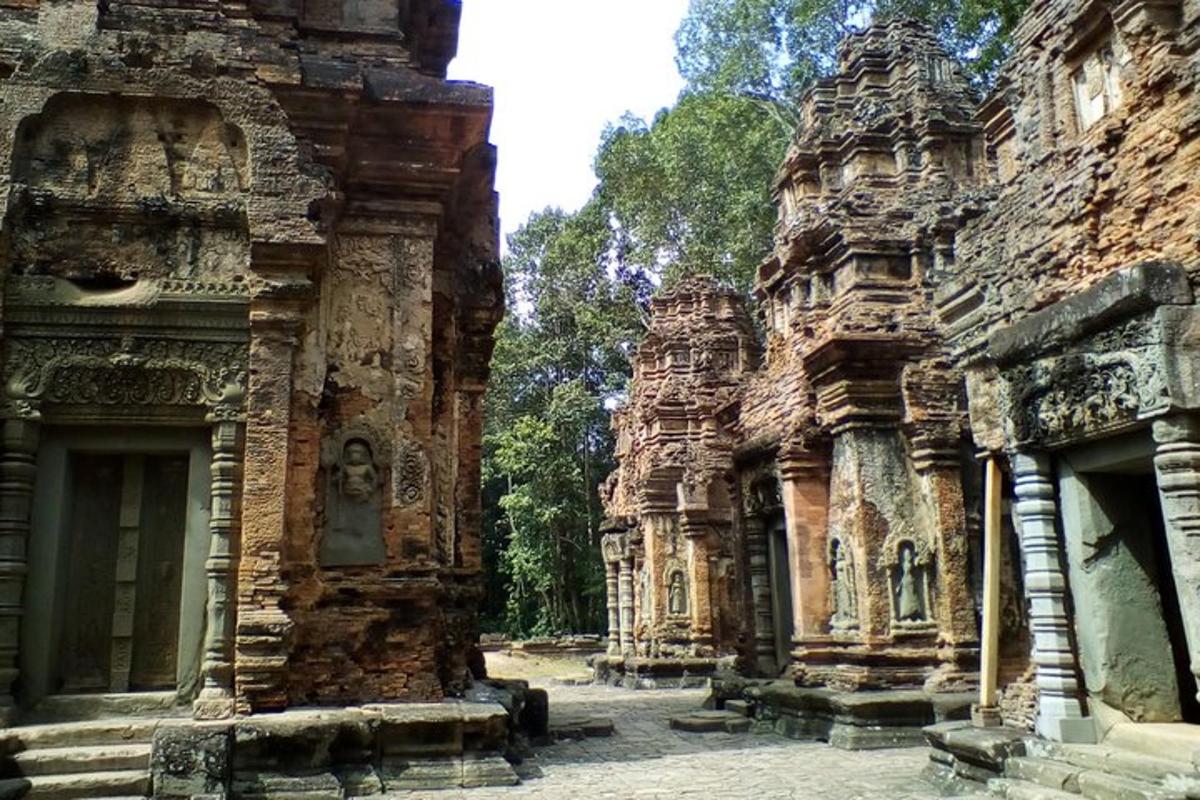 กลุ่มอาคารหินโบราณในวัดแห่งหนึ่ง