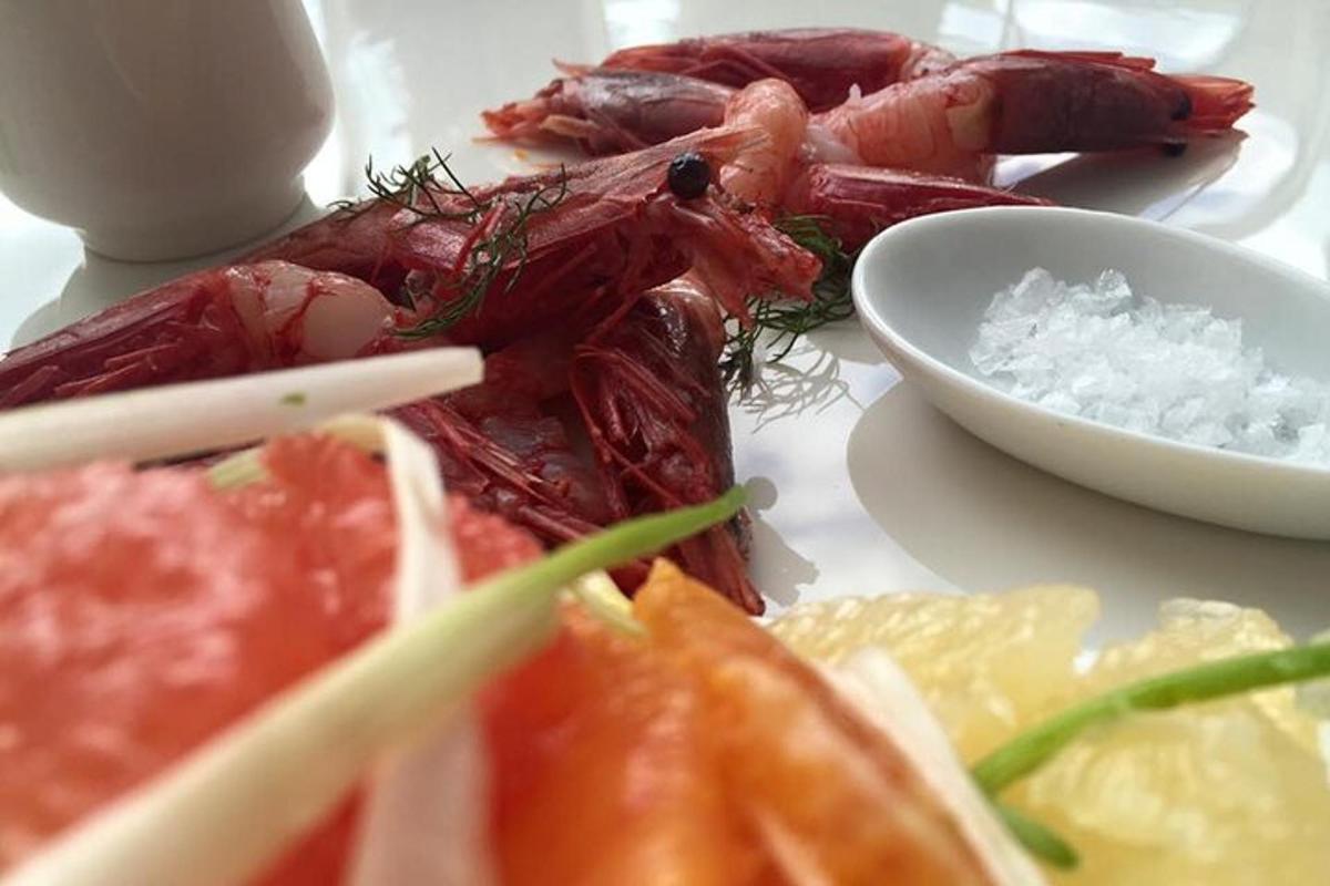 o farfurie cu fructe de mare și orez pe o masă