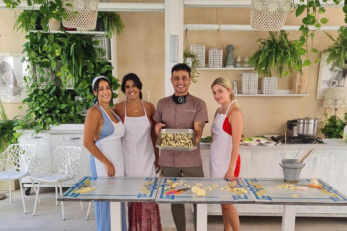 un grup de oameni care stau în jurul unei mese cu un tort