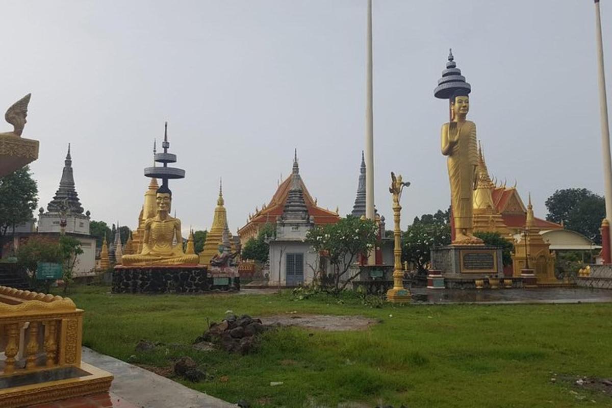 un grup de temple cu o statuie într-un câmp