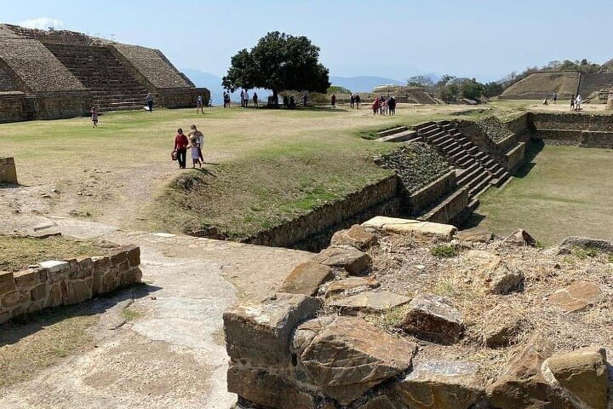 古代の円形劇場を歩く人々のグループ