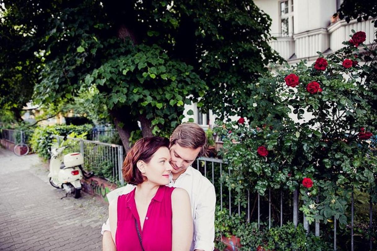 mees ja naine seisavad aia kõrval