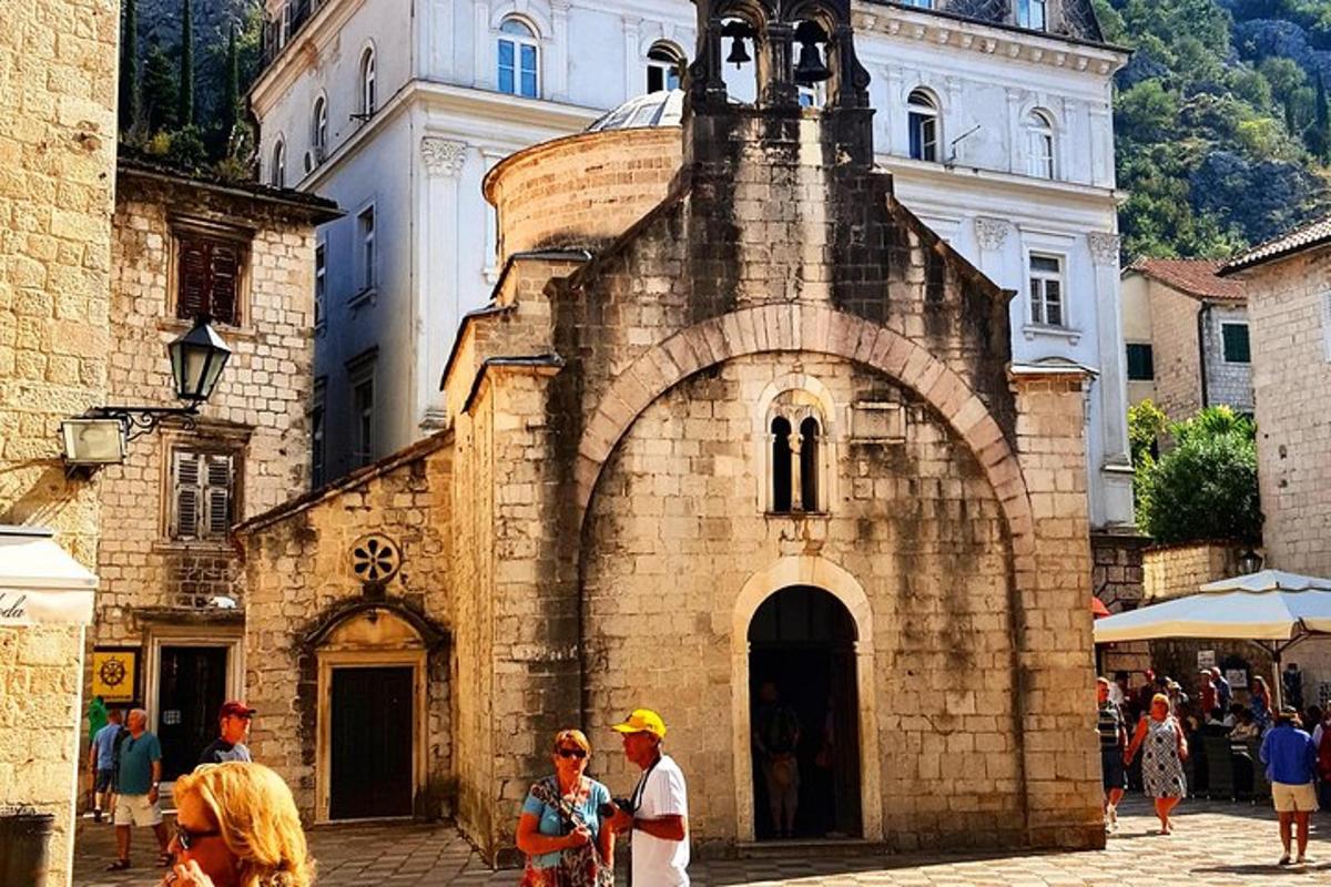skupina lidí stojících před budovou