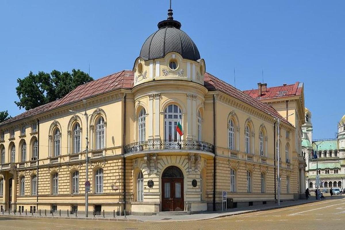 velká žlutá budova s kupolí na vrcholu
