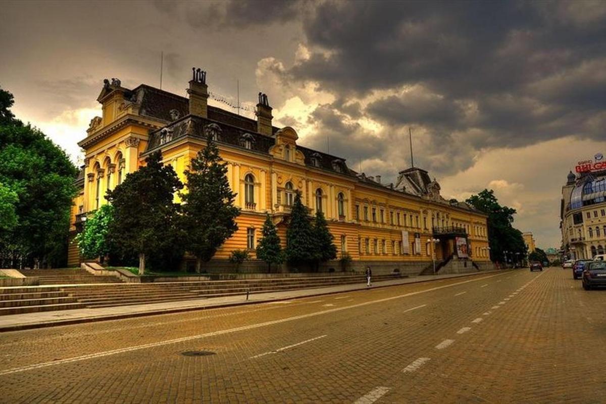 velká žlutá budova na kraji ulice