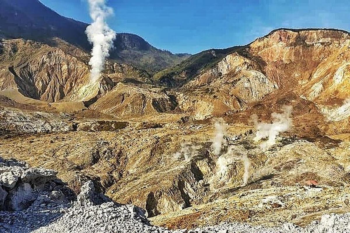 duman çıkan bir dağın görünümü