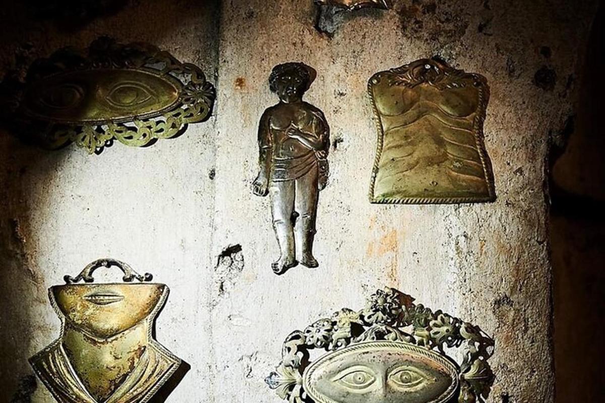 dinding dengan berbagai artefak di atasnya