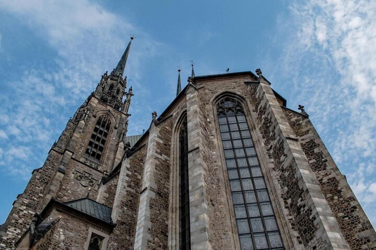 um edifício alto com uma torre e um campanário