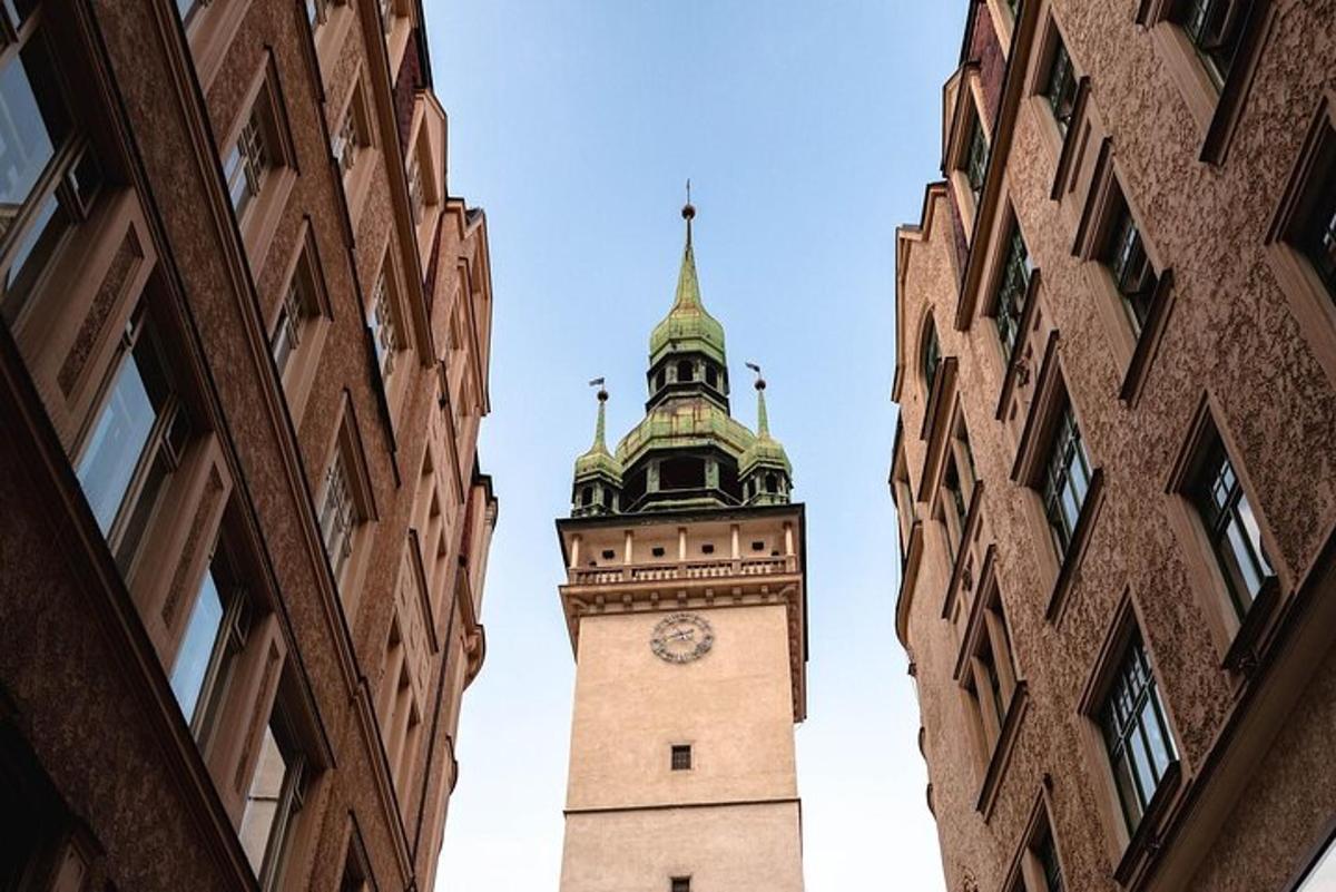 Una torre de reloj en medio de dos edificios.