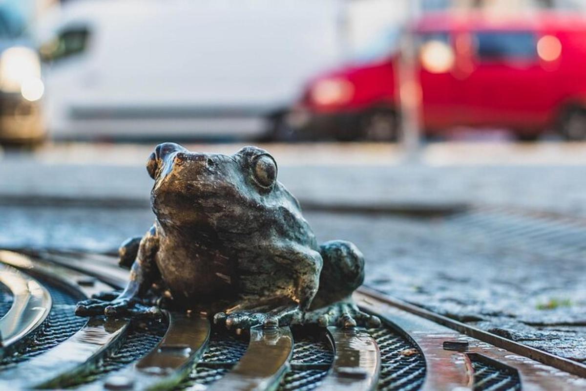 uma estátua de um sapo sentado em uma mesa