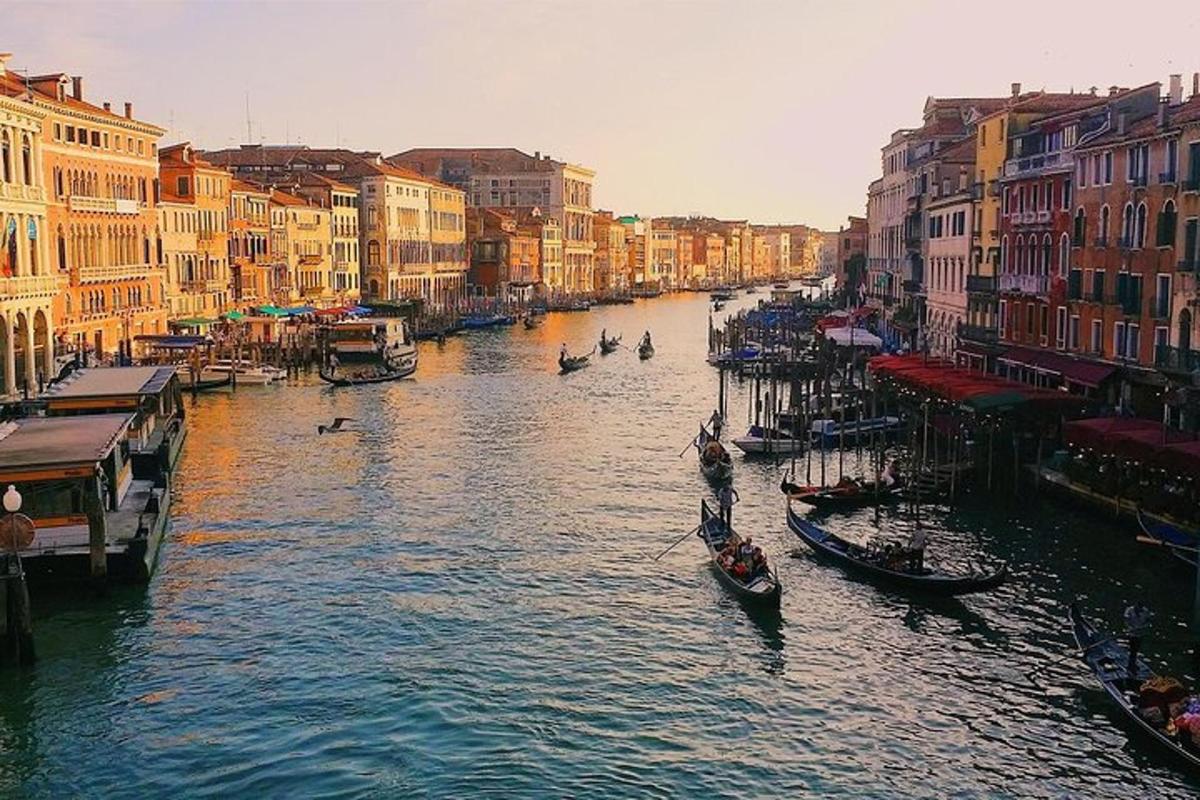 một nhóm thuyền gondola trên sông trong thành phố