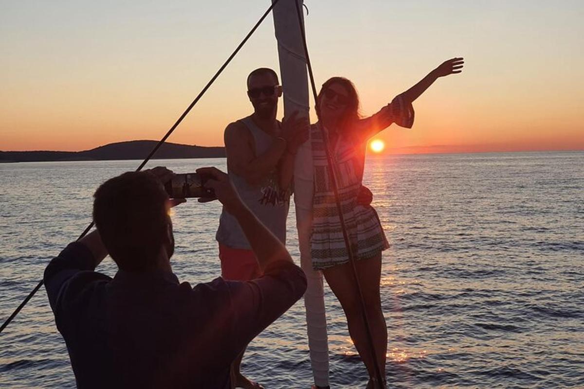 μια ομάδα ανθρώπων σε μια βάρκα στο ηλιοβασίλεμα
