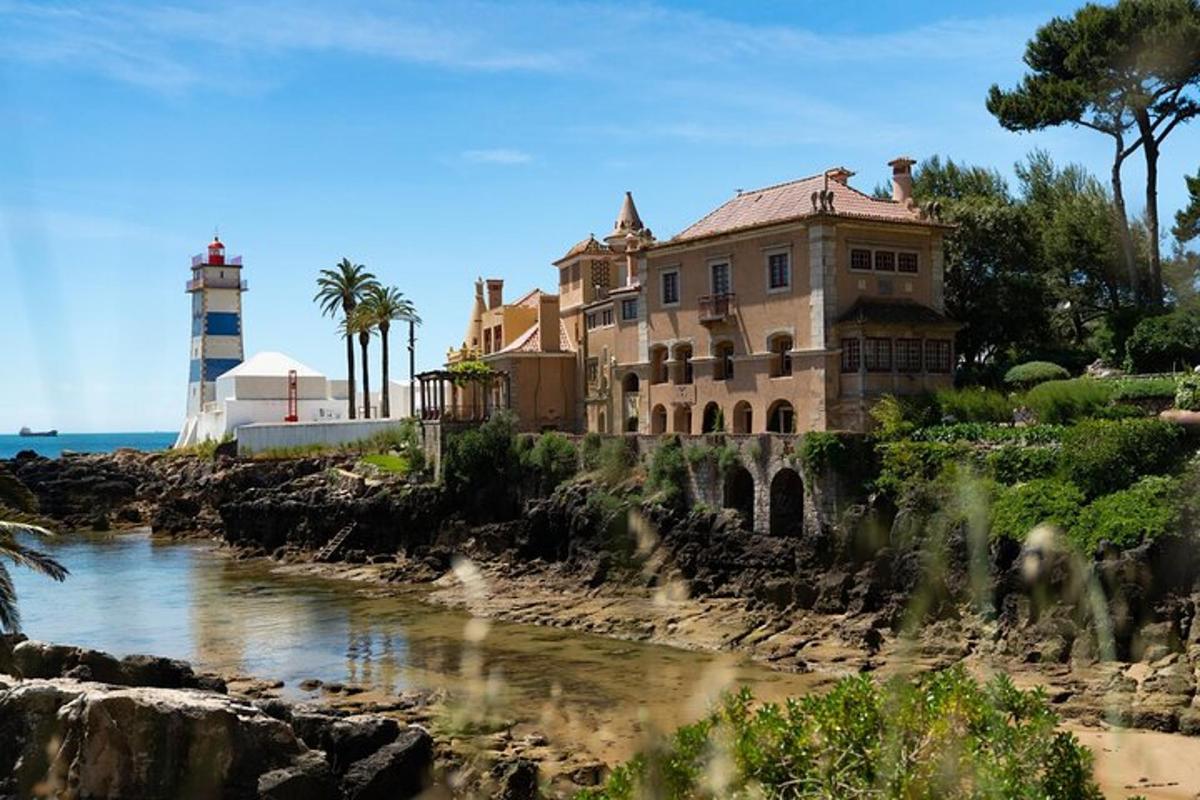 una casa sulla riva di un fiume con un faro
