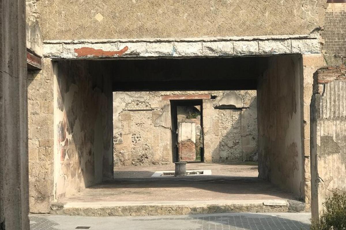 ένα άνοιγμα σε ένα πέτρινο κτίριο με πόρτα