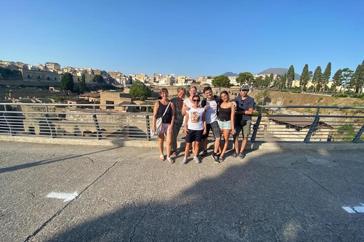 μια ομάδα ανθρώπων που στέκονται σε μια γέφυρα