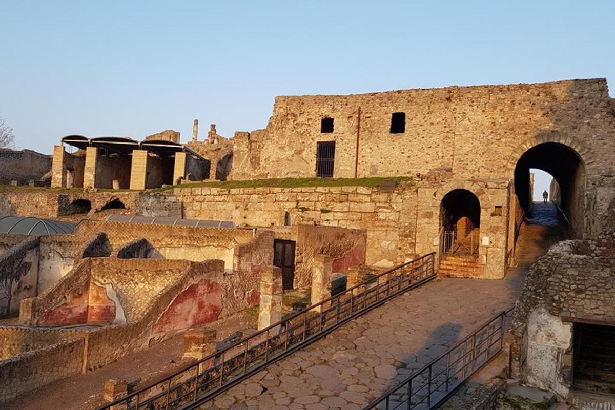 pogled na staro stavbo z dvema vhodoma