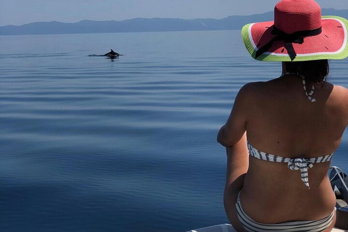 uma mulher de chapéu sentada em um barco na água