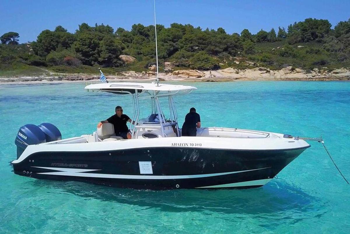 duas pessoas em um barco preto e branco na água