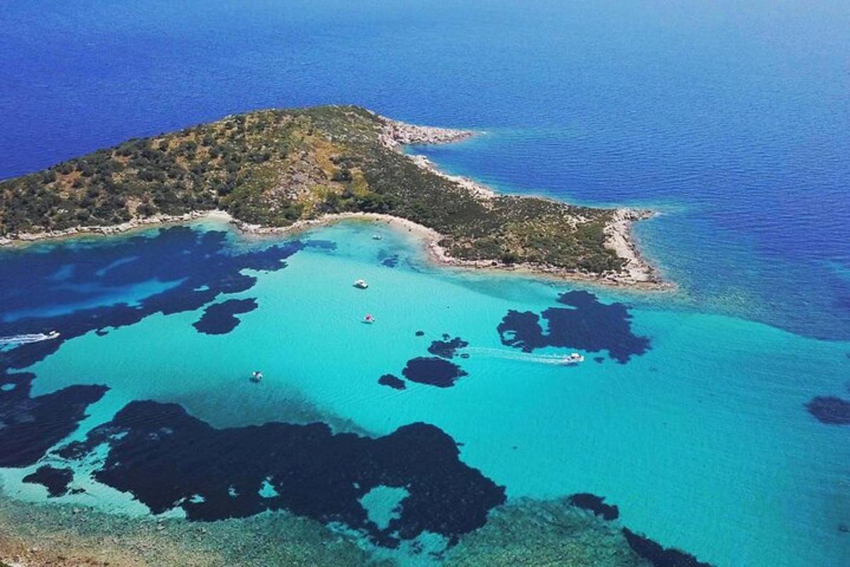 海洋中岛屿的鸟瞰图