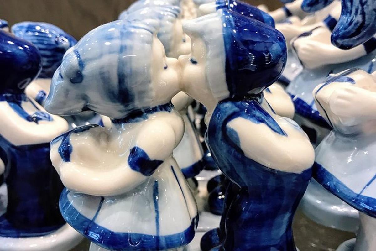 un grup d'elefants de ceràmica blava i blanca