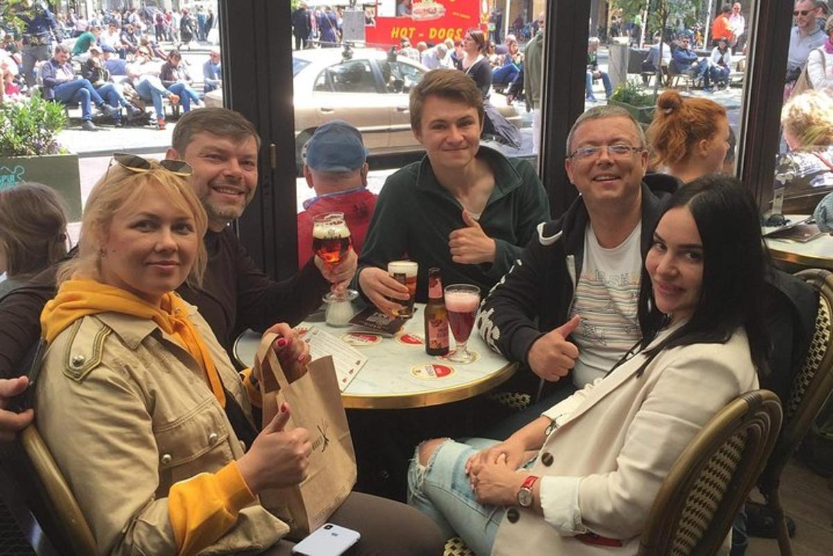 un grup de persones assegudes al voltant d'una taula en un restaurant
