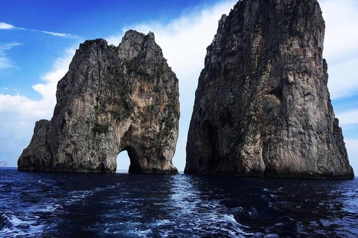 isang malaking rock formation sa gitna ng tubig