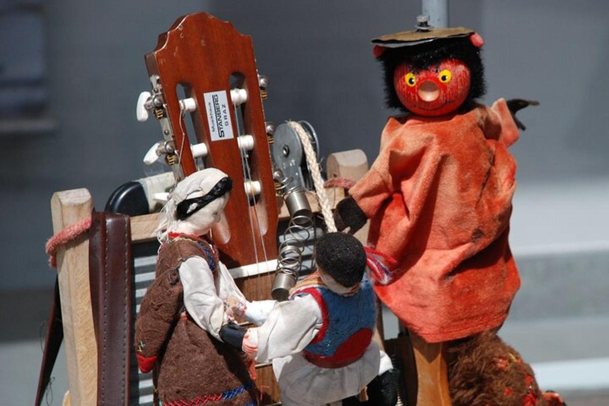 una statuetta di un gruppo di persone vestite in costume
