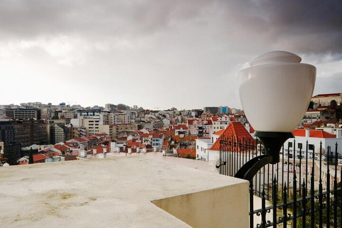 una vista d'una ciutat des de dalt d'un edifici