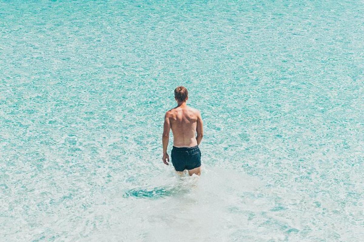 ein Mann, der im Wasser im Ozean steht