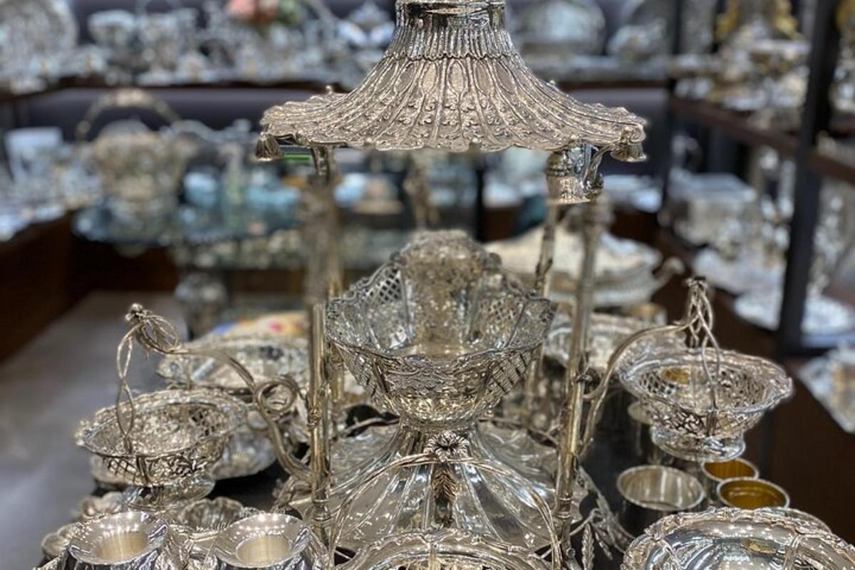 um grupo de vasos e xícaras de vidro sobre uma mesa