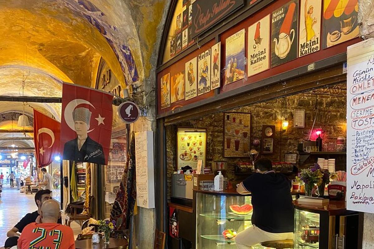 isang lalaking nakaupo sa isang bar sa isang restaurant