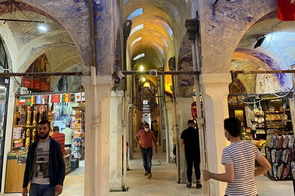um grupo de pessoas caminhando por um mercado em um prédio