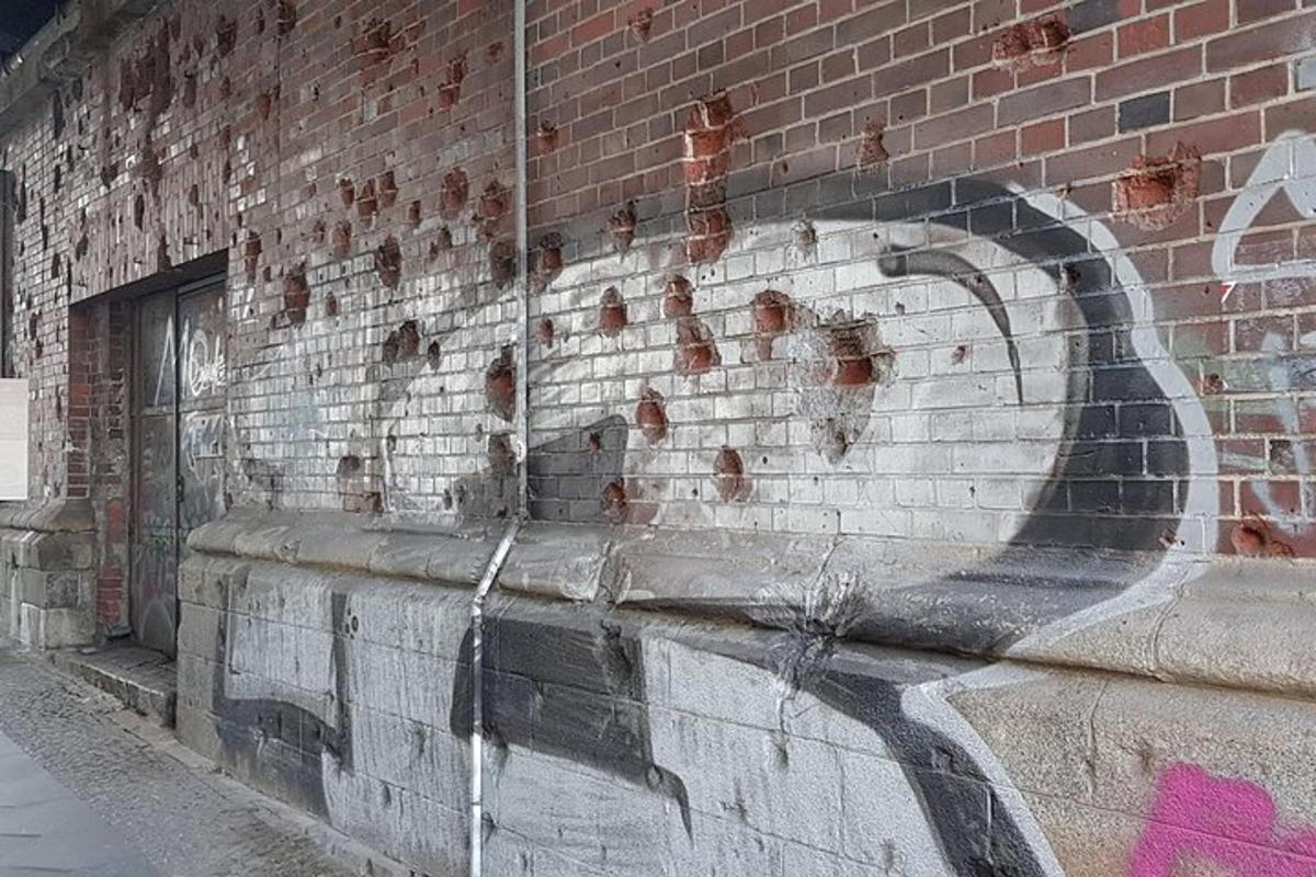 un muro di mattoni con un murale raffigurante un telefono