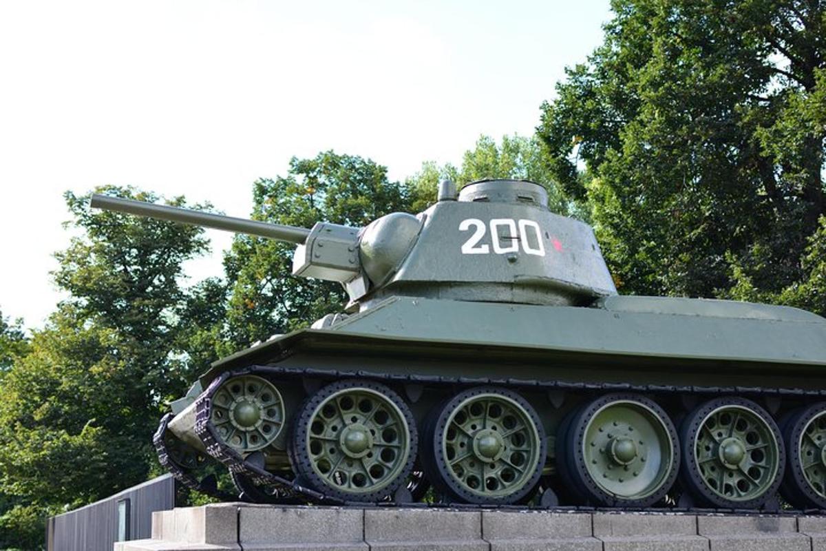 en tank som står på toppen av en vegg